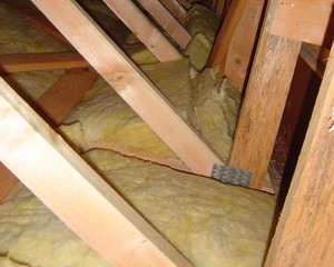 Isolation d'une maison basse énergie, isolation du plafond avec de la laine de verre de 20cm d'épaisseur